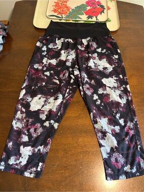Womens Black & Purple Abstract Print Active Capri Pants VINTAGE/2009 lululemon